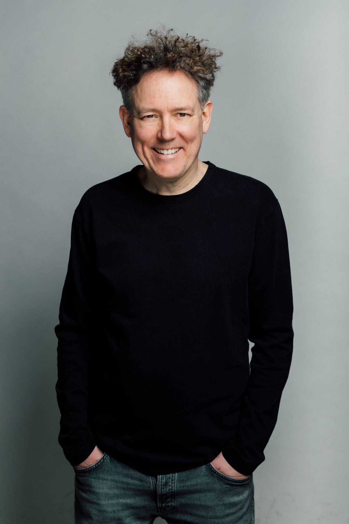 Das Foto zeigt den Fotografen Jörg Egerer aus München, der Elternhausfotografie anbietet.